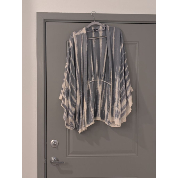 Style Envy Sweaters - Women's STYLE ENVY Blue/grey & White Tie-Dye Shrug S